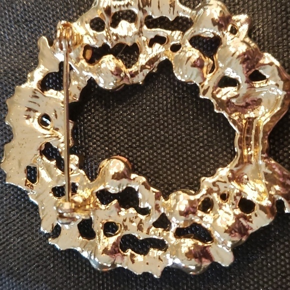 Vintage wreath pin - Picture 3 of 4